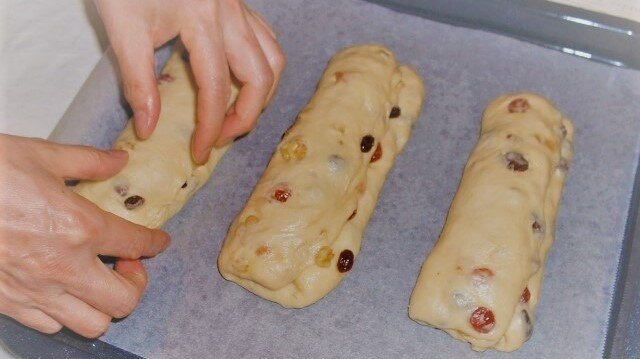 オーブン皿に並べられたシュトーレンの生地
