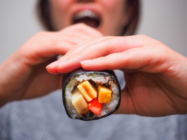 恵方巻を食べる女性