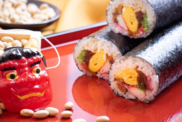 恵方巻を食べて1年の幸せを願う。2022年の恵方は北北西｜恵方巻の発祥とおすすめ献立