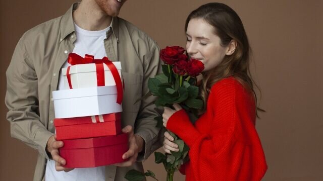 女性に花束を贈る男性
