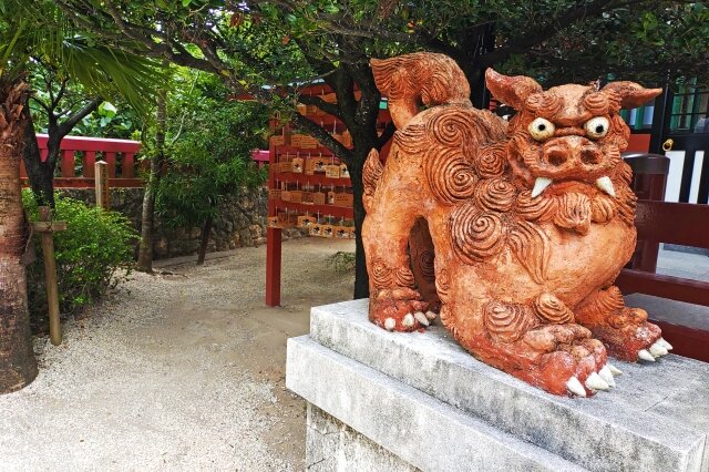 神社を守るシーサー