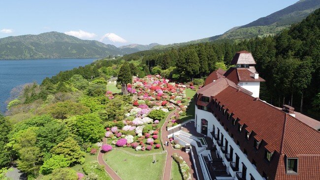 箱根・芦ノ湖畔「山のホテル」全景