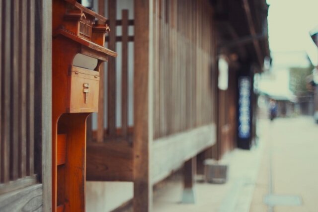 京町家の格子と古いポスト