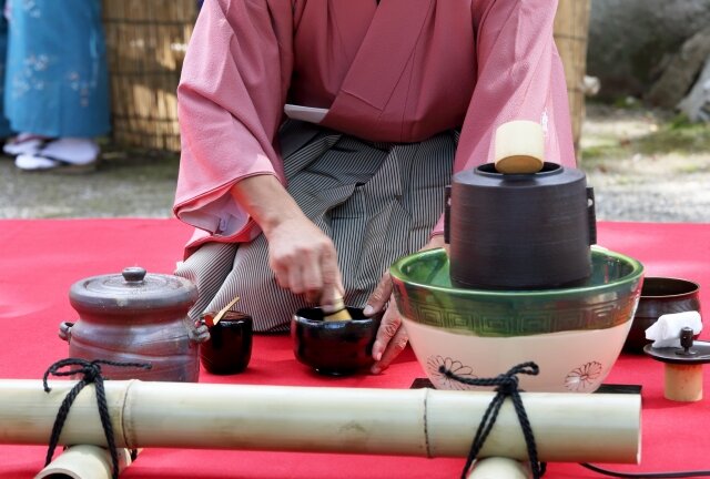 お茶を点てる男性