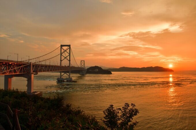 大鳴門橋と夕日
