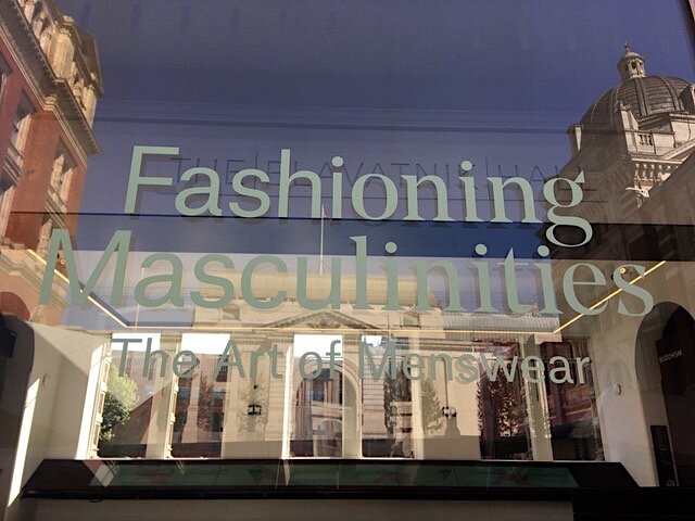 V&AのFashioning Masculinities展のガラスドア
