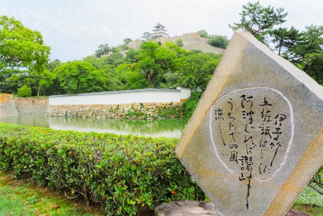 丸亀城にある丸亀うちわの石碑