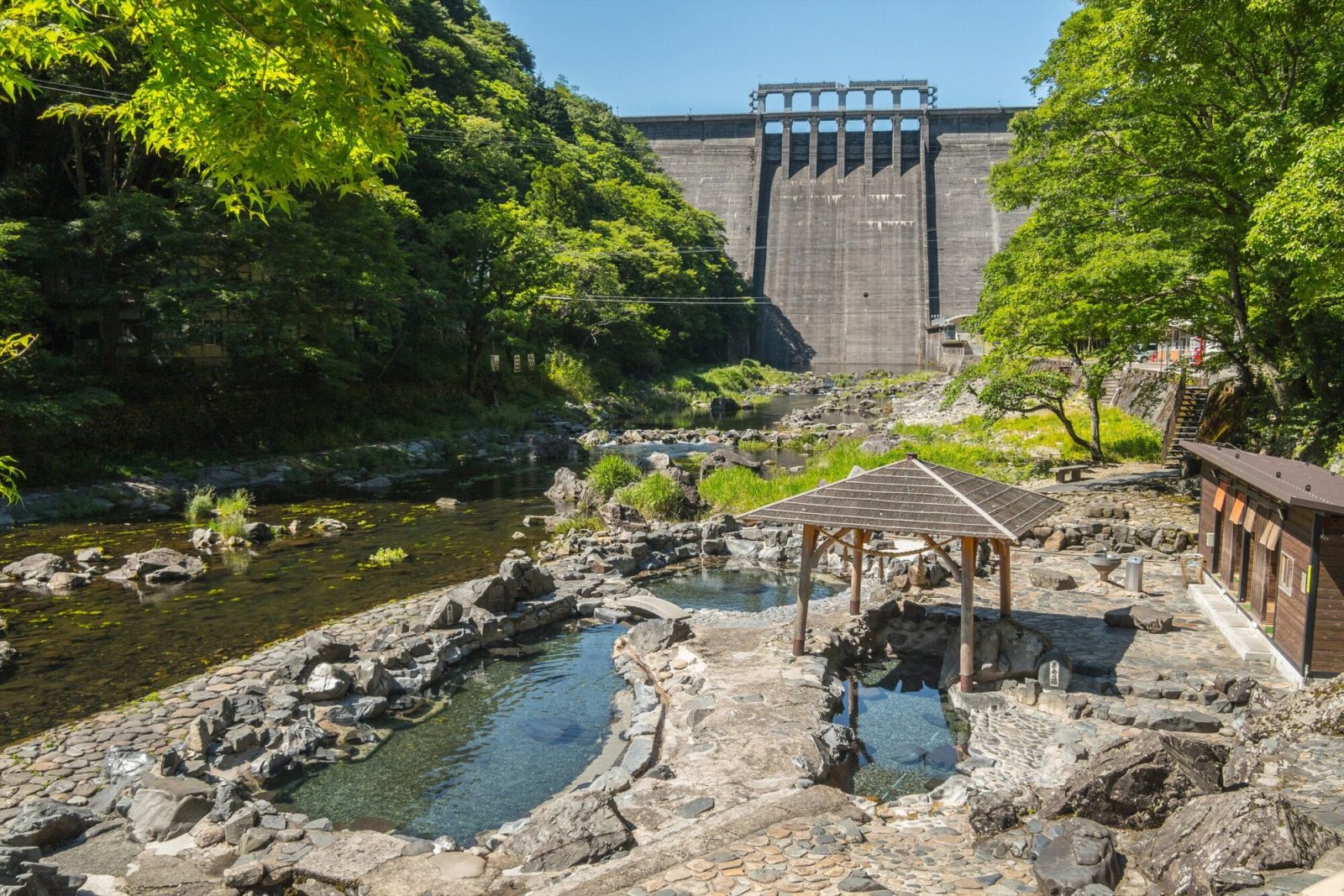 岡山県真庭市の湯原温泉街にある砂場