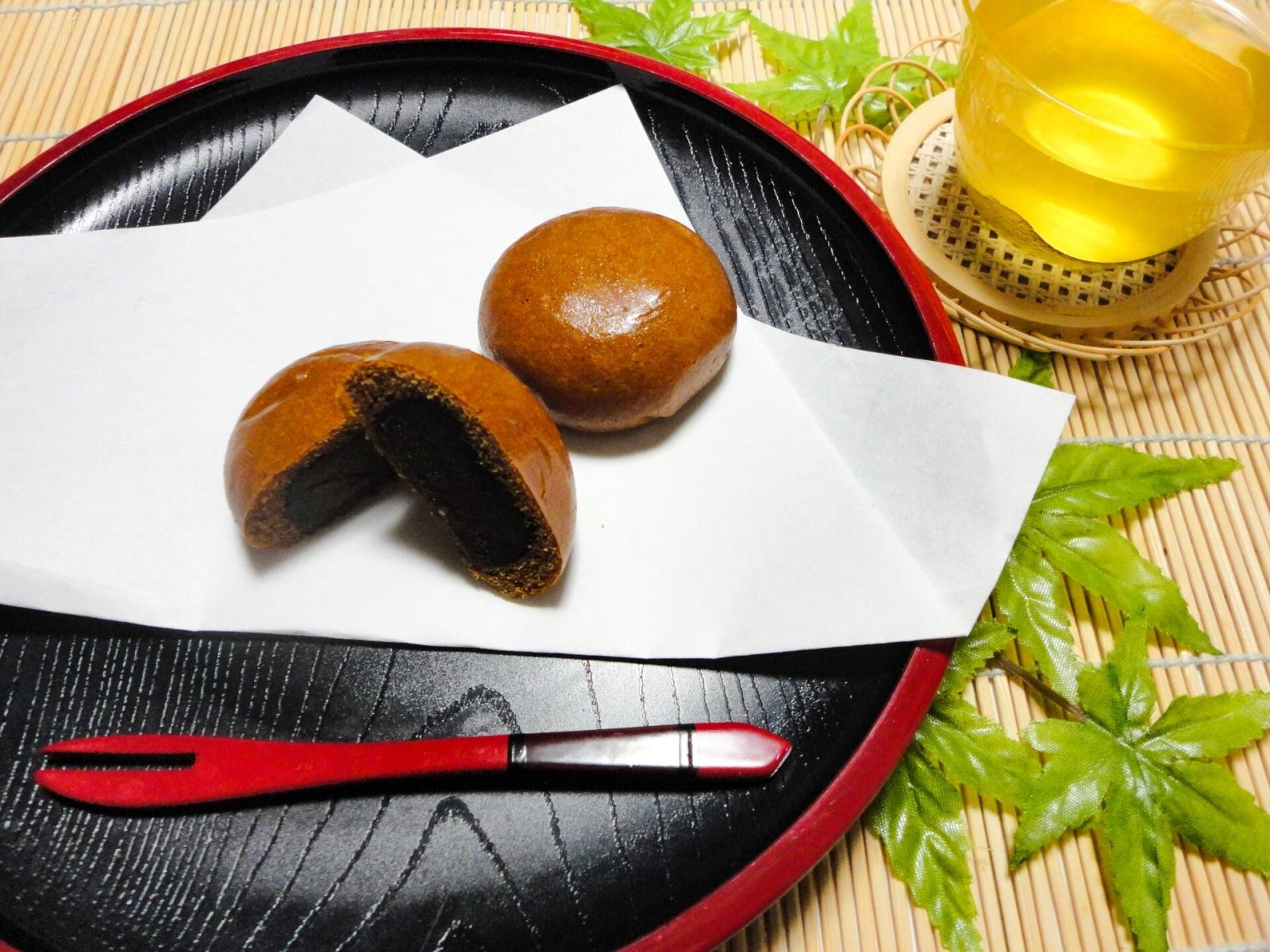 和菓子の饅頭とお茶