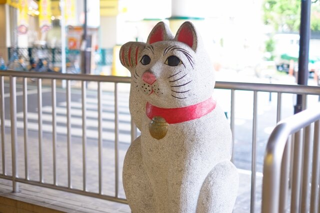 豪徳寺駅改札前の招き猫