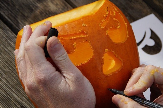 ハロウィン定番の飾りジャックオーランタン作り