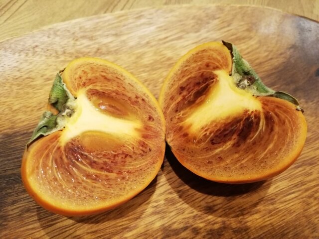 半分に切った柿
