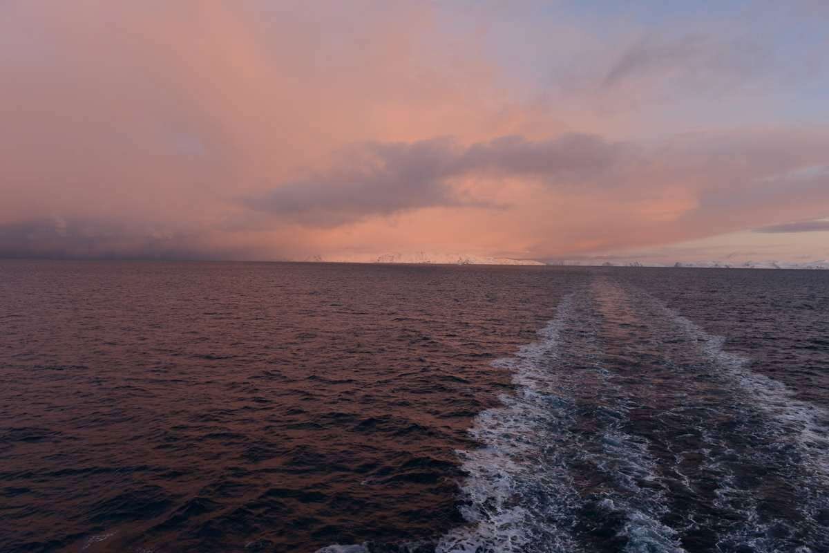 北極圏で見られるマジックアワーの絶景