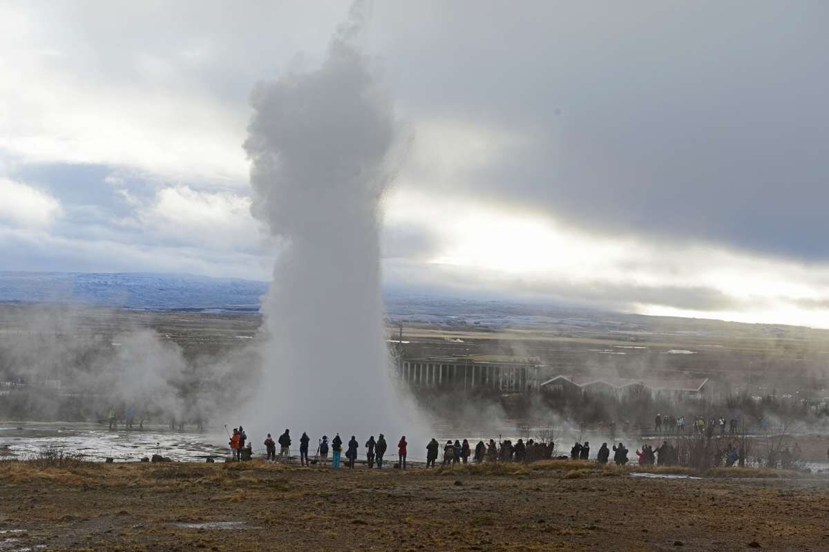 熱水を吹き上げるアイスランドの間欠泉ストロックル