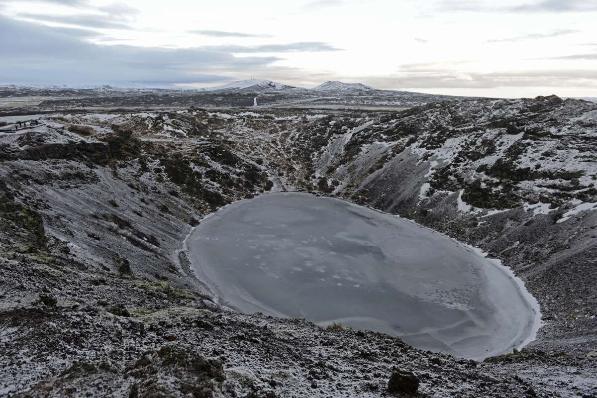 氷結したアイスランドのケリズ火口湖