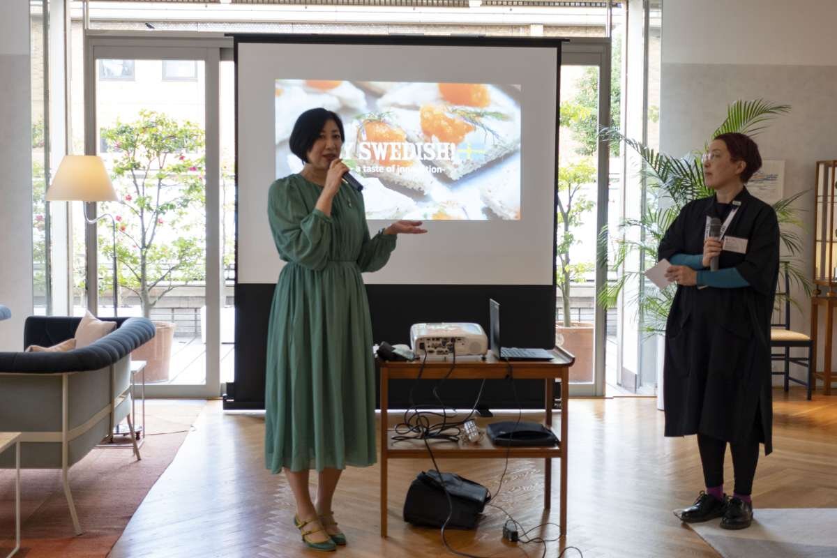 三田陽子さん(左)と大使館広報スタッフのヨハンソン弘美(右)さんによるトークイベント