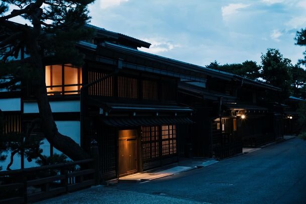 谷屋(手前)と奥日下部民藝館v