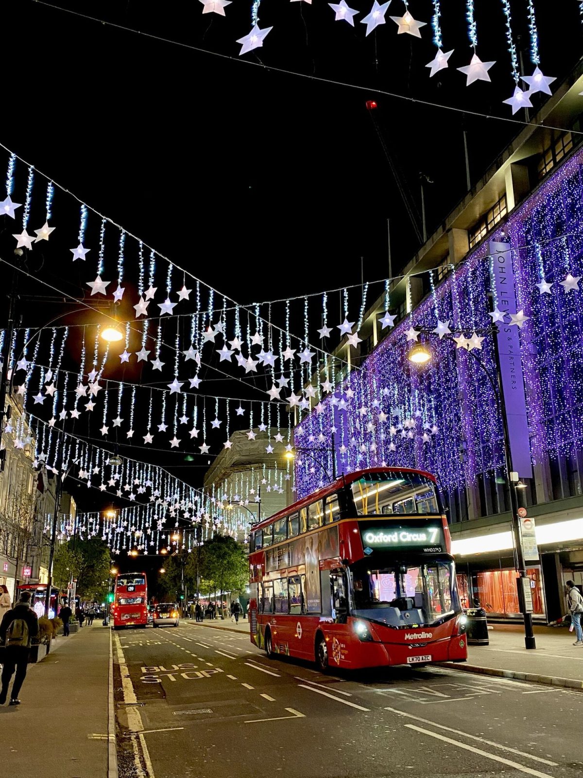 ライトアップされたロンドンのオックスフォード・サーカス(Oxford Circus)