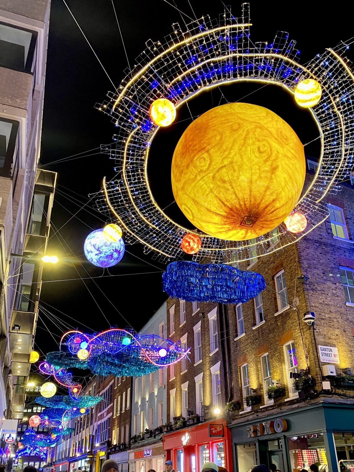 ライトアップされたロンドンのカーナビー・ストリート(Carnaby Street)