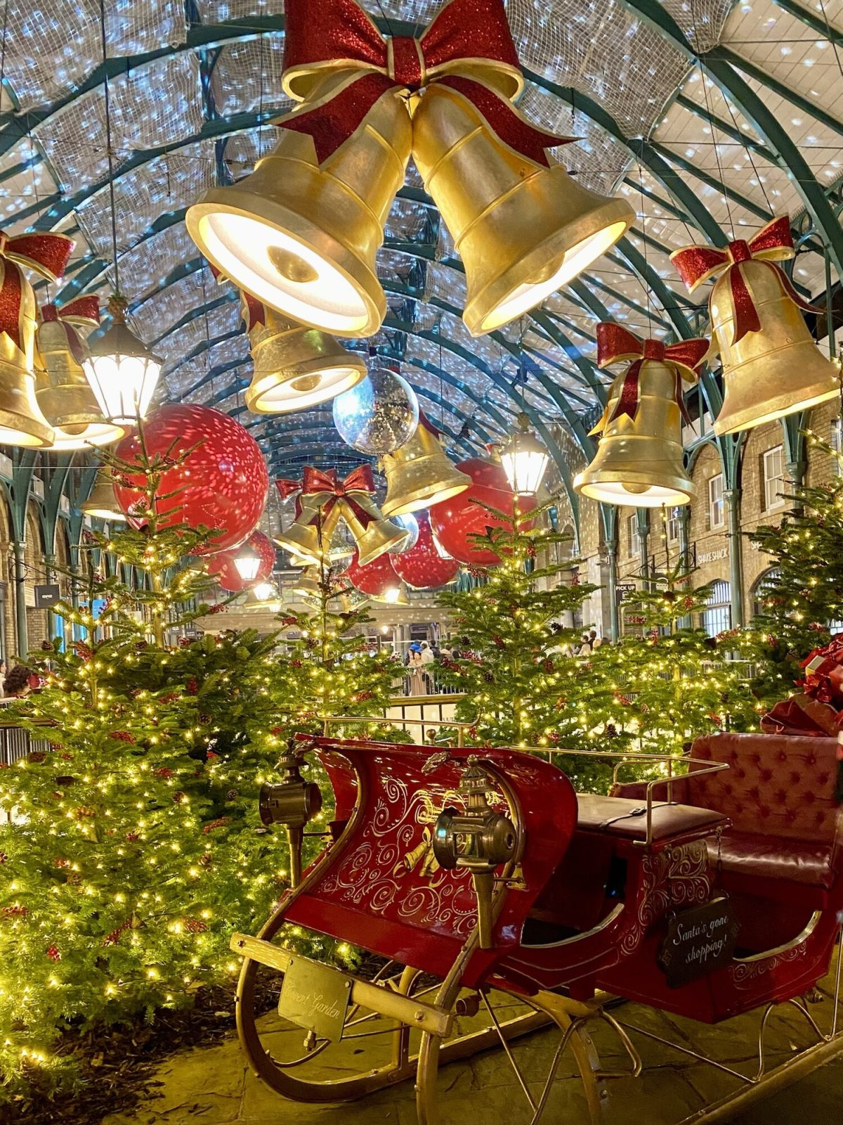 クリスマスのデコレーションがされたロンドンのコヴェント・ガーデン(Covent Garden)