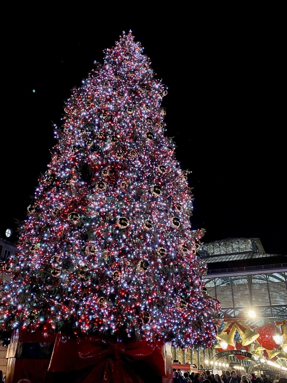 ロンドンのコヴェント・ガーデン(Covent Garden)で見られるピンク色のクリスマスツリー