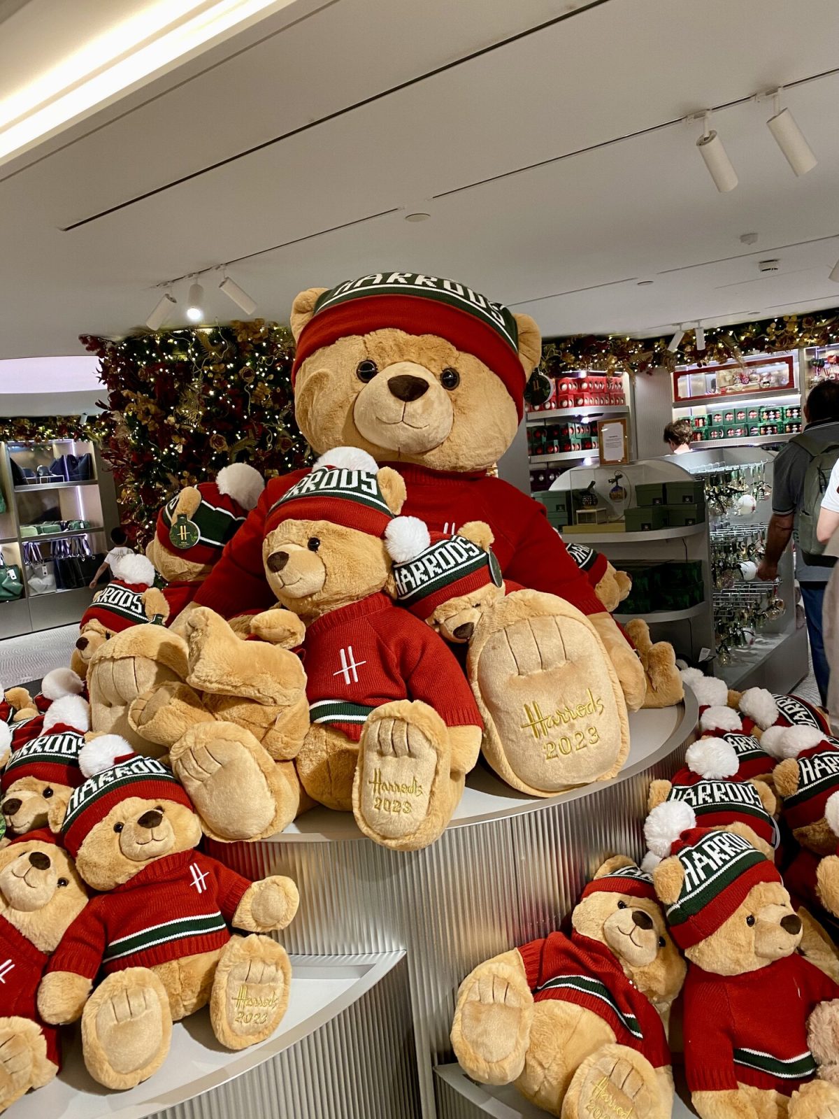 ロンドンのハロッズ(Harrods)で販売されているクリスマスベア