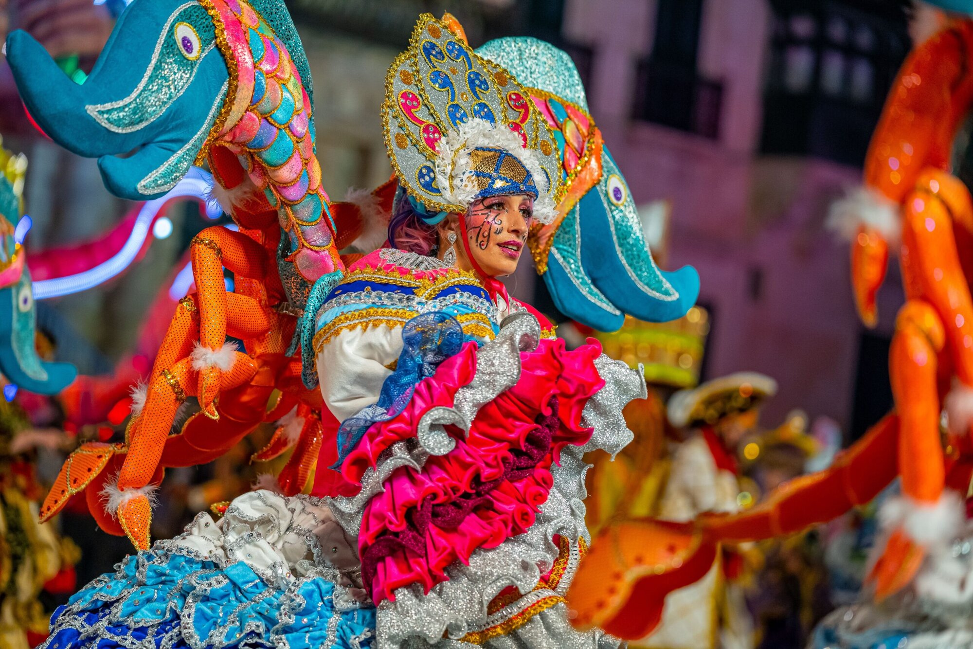 カラフルな仮装と熱狂のパレードマルタ最大の祭典、カーニバルの季節がやって来た！