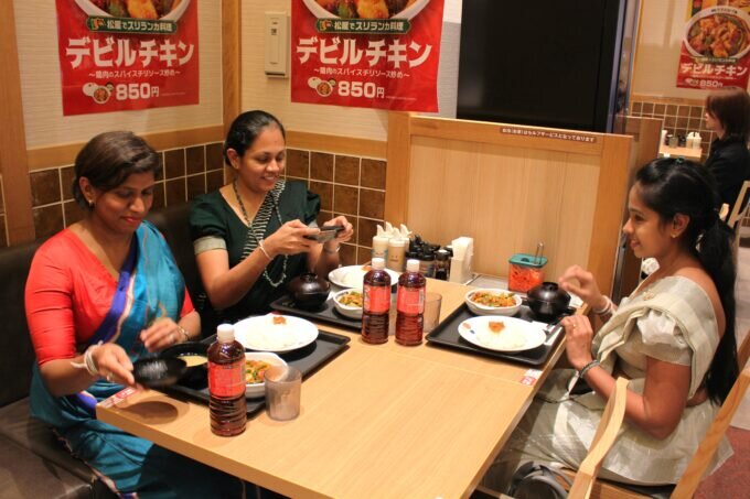 試食するサセット・ターンブガラ臨時代理大使ら大使館スタッフ