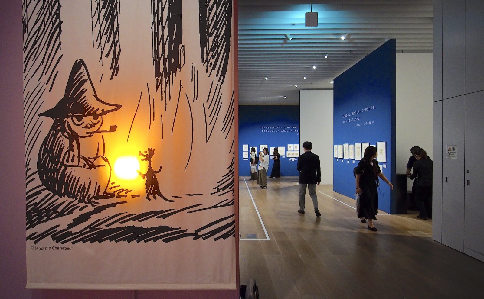 『ムーミン谷の仲間たち(春のしらべ)』スケッチの展示とムーミン小説の挿絵の展示風景