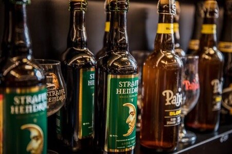 月のイラストが可愛い緑のラベルのビールストラッフェ ヘンドリックが数本並ぶ棚