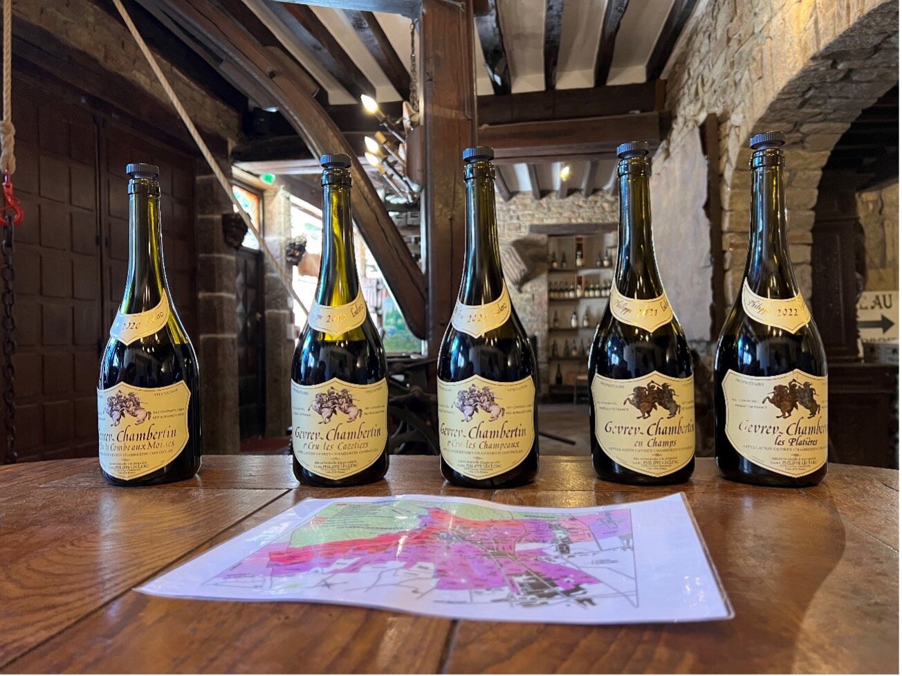 机に並ぶ5本のジュヴレ・シャンベルタンのボトル