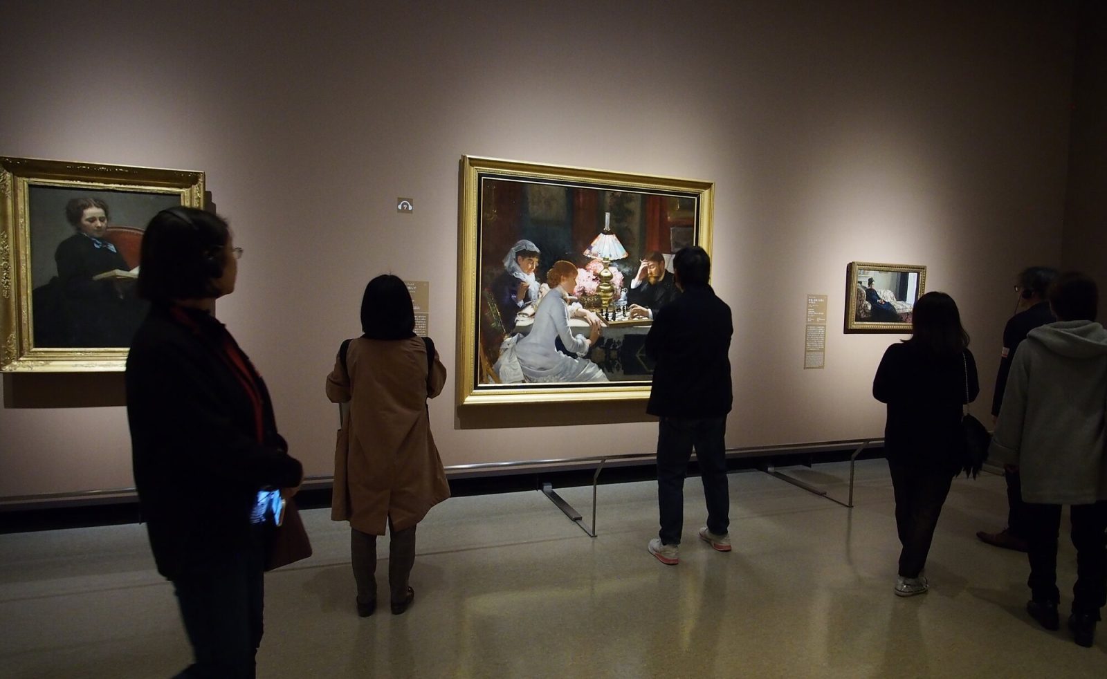 国立西洋美術館に展示された絵画と鑑賞する人々