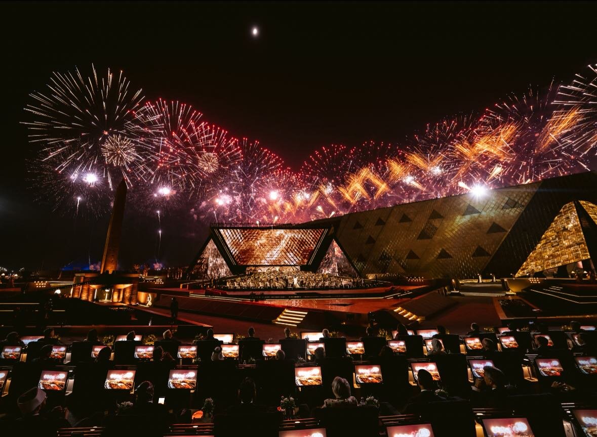 大エジプト博物館(GEM)のグランドオープンを祝う花火