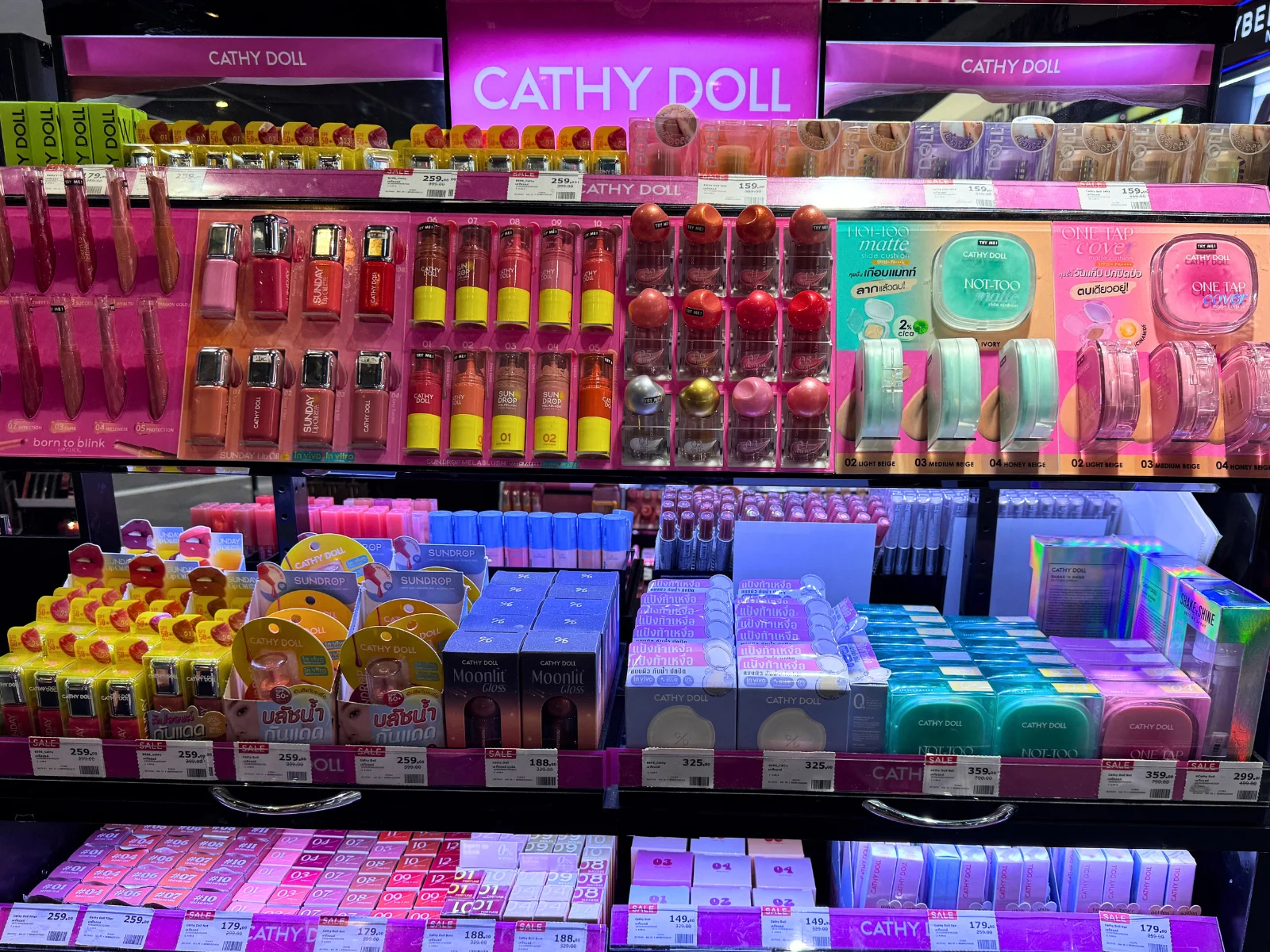 Cathy Dollのコスメ陳列棚